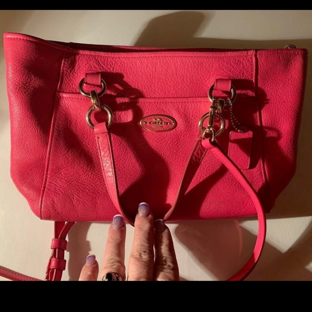 Coach pink leather crossbody, handbag, serial #, crossbody/hand straps. Leather.